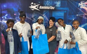 Julie van der Merwe with Quizz Price winners scaled e1780575812679